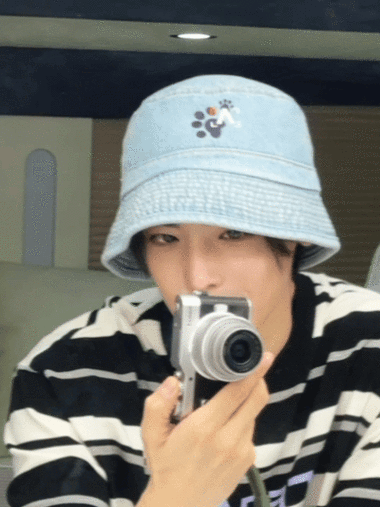 昊撅屁股自拍#被@侯明昊neo的对镜自拍姿势笑不活了,看照片是帅气男大