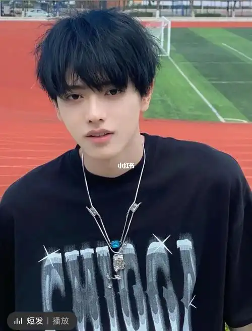 这个发色叫蓝黑色染完被追着问的发色,气质又独特男生也很适合