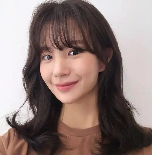 随性外翻卷中长发最大的好处莫过于可以有多变的造型,除了用直发夹