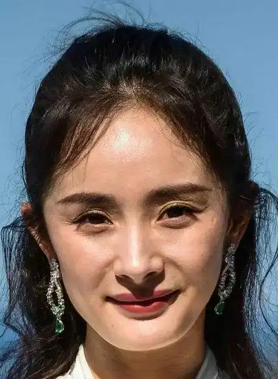 明星素颜特写曝光 唐嫣黑眼圈抢镜 杨幂颜值不稳定