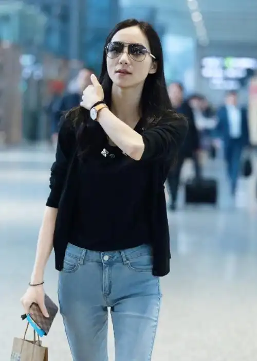 韩雪好身材任性,简约针织衫配基础款牛仔裤现身,身材凹凸有致