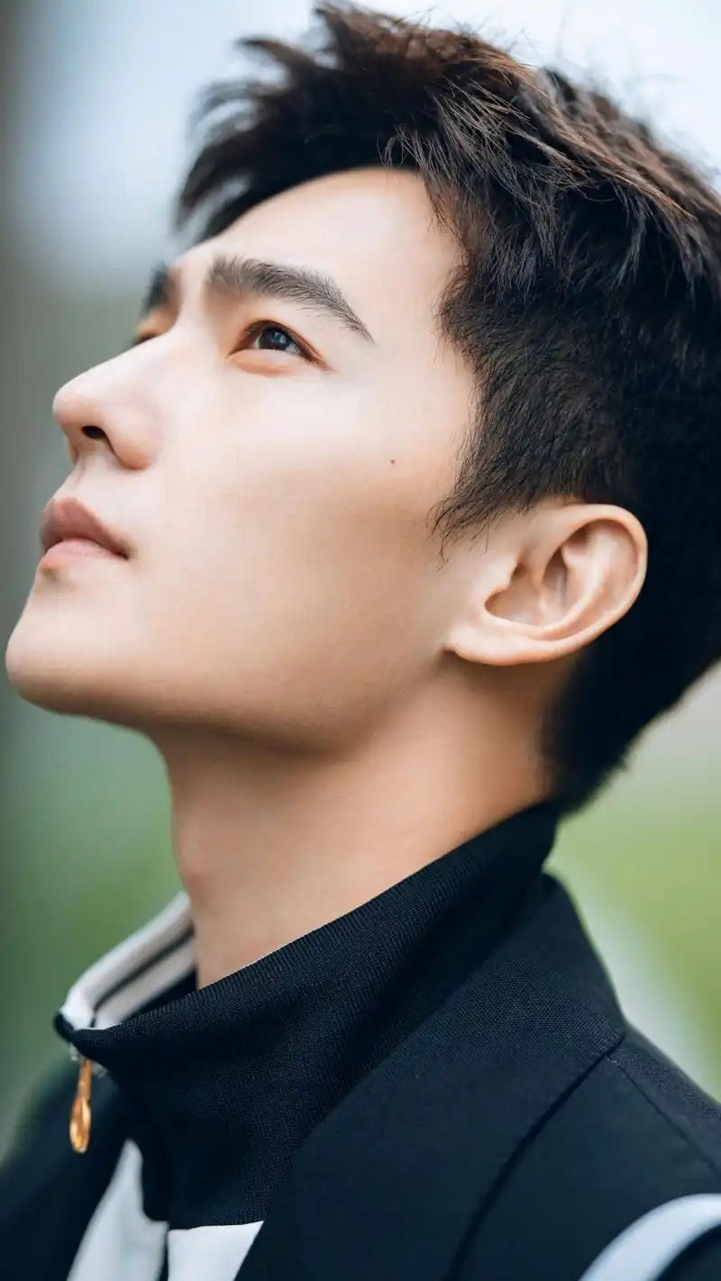 演员杨洋,英俊帅气,品貌非凡,清新俊逸,来看写真照吧