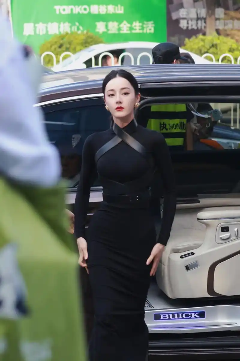 不过大热天迪丽热巴这身穿搭真的不热吗?