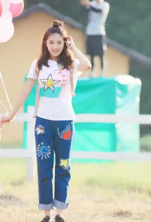 张含韵终于长大了,大波浪配轻熟风黑色套装,甜美少女变成时尚女神