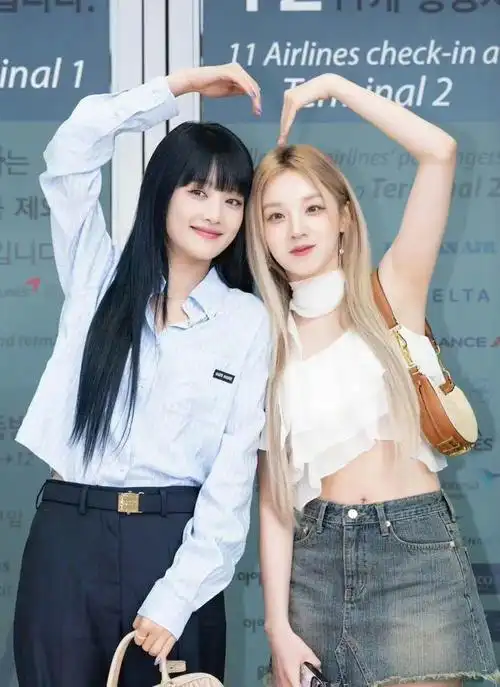 王鹤棣范丞丞宋雨琦机场出发,蔡徐坤晚上到达!_网易订阅