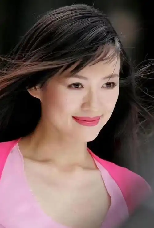 本文将从章子怡早期照片中的清纯甜美形象入手,探讨她的个人风格和穿