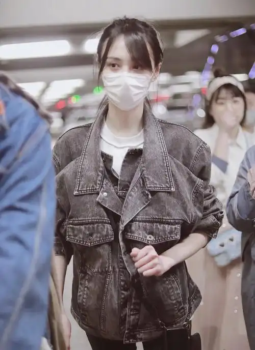 郑爽扎麻花辫走机场搭配牛仔夹克衫休闲又减龄美得清新脱俗