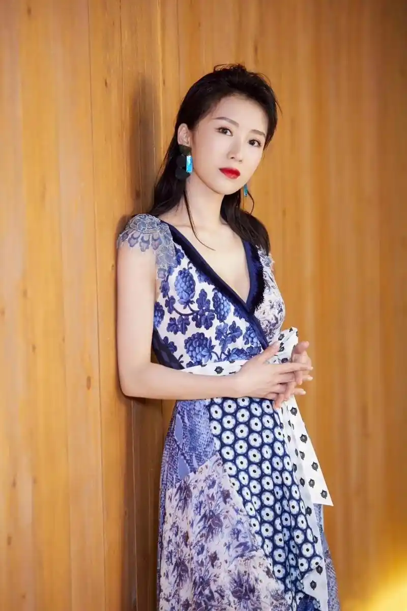 李念又换新发型,掀起刘海大气高级,一袭"青花瓷"色印花裙惊艳