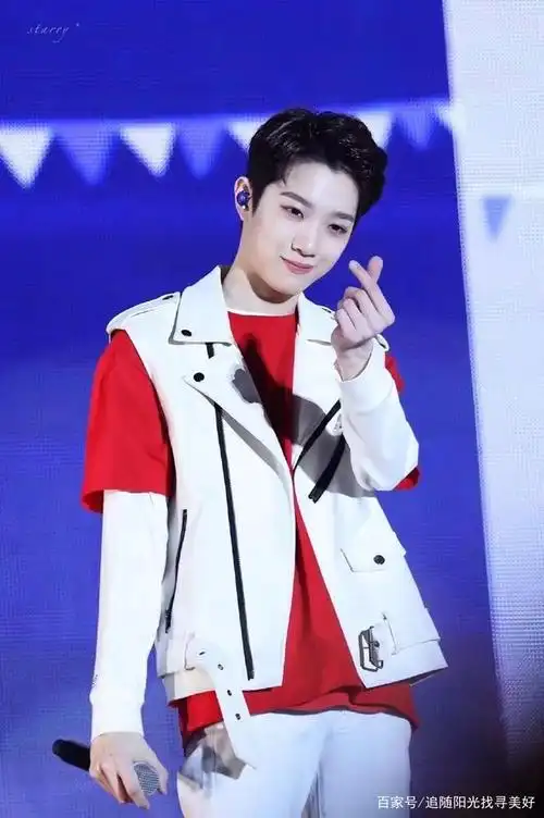 赖冠霖花式比心,送给每一个处于痛苦,烦恼或开心的人,新年快乐