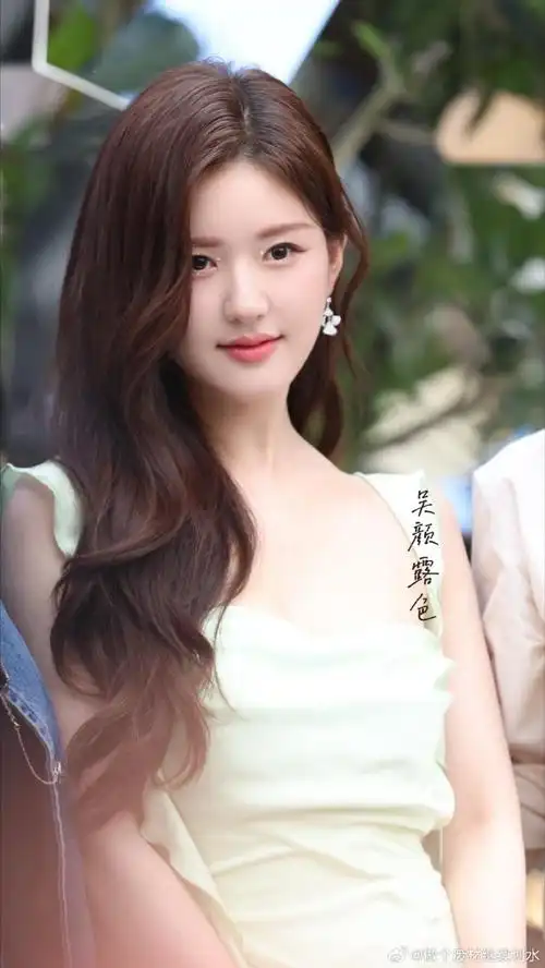 赵露思超话赵露思优雅又性感,美得像仙女一样,被光偏爱的女孩赵露思