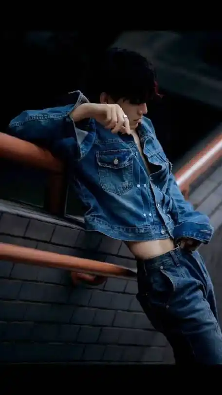 照的pk 中#姚琛美腰# 鲨出重围,不愧是从小学开始就拥有腹肌的男人,我