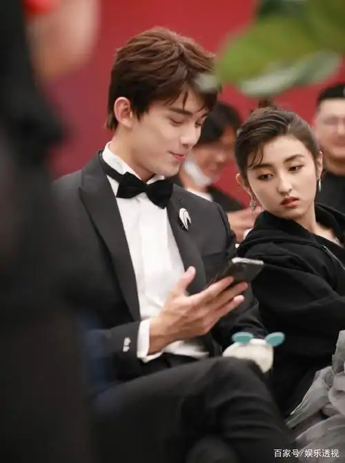 上海电影节吴磊张子枫说悄悄话好甜,妹妹红毯拍照后表情逗趣