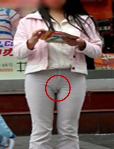 为什么很多女孩都喜欢把裤子穿成那前面的沟漏出来呢,这样不就跟没穿