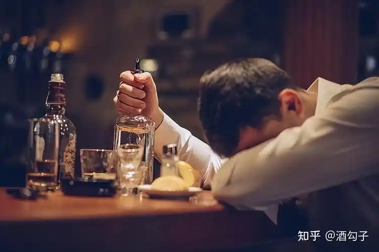 男人步入中年若想继续喝酒遵循2喝2不喝顾全身体是本钱