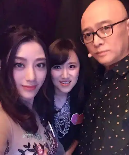 孟非成名后老婆对他起疑心,他带老婆去见美女同事,老婆瞬间哑然