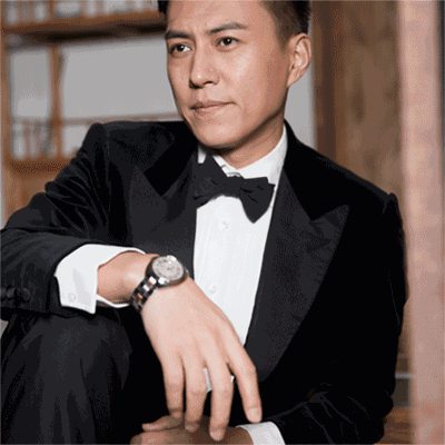 有时候选件廓形外套风格又不一样了,搭配帅气的牛仔裤和西裤就时髦的