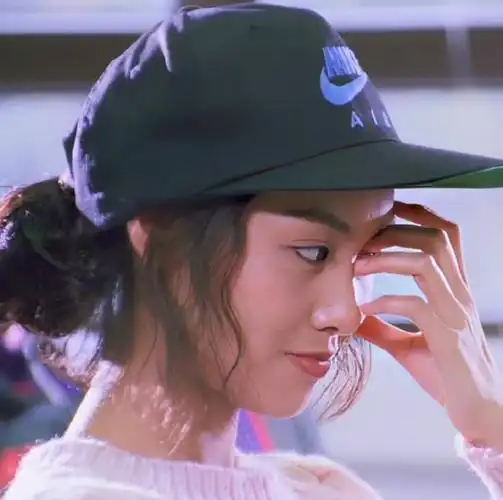 岁的朱茵从香港演艺学院毕业后,便被陈嘉上导演挑中拍摄《逃学威龙2》