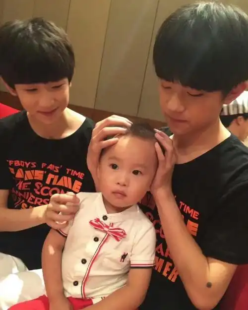 tfboys两周年大合照##王俊凯表哥抱着易烊千玺弟弟