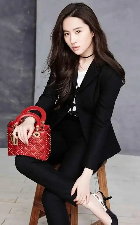 女神写真集:刘亦菲黑色西装尽显女神风范