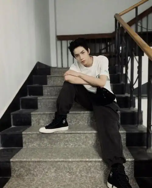 更令人羡慕的是,刘耀文15岁就拥有一米八三的身高.