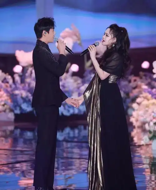 秦昊伊能静舞台合体,同穿一身黑越看越登对,两人哪像差10岁|秦昊