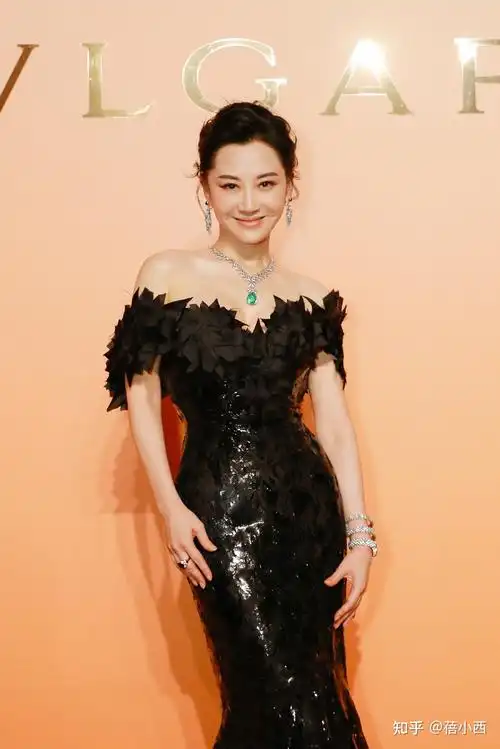 许晴越老越敢穿,一袭低胸紧身鱼尾裙气质惊艳,身材比25岁时更好