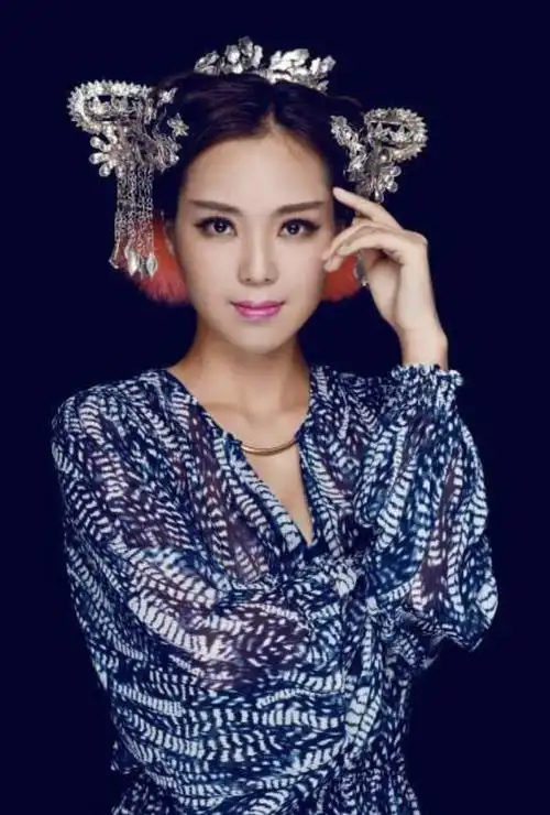 回顾歌手云朵本是餐厅服务员18岁后拜师刀郎与师傅情同父女