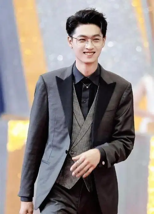 德云社烧饼儿子给秦霄贤拜年拿玩具换回一车礼物老秦真阔气