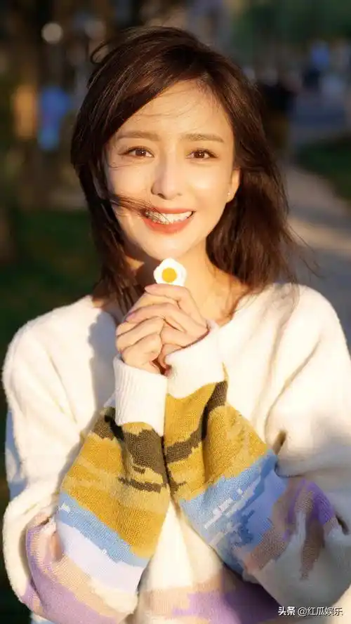 将暖意化为眸中笑意,佟丽娅拥抱温暖色彩_舞蹈_容颜_阳光