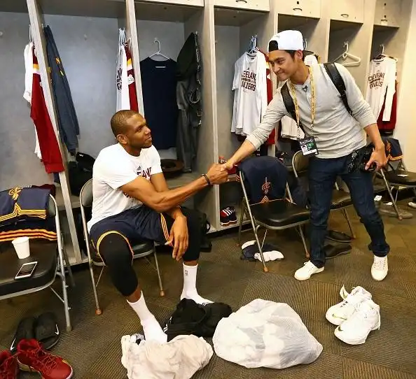 袁弘更衣室握手詹姆斯琼斯