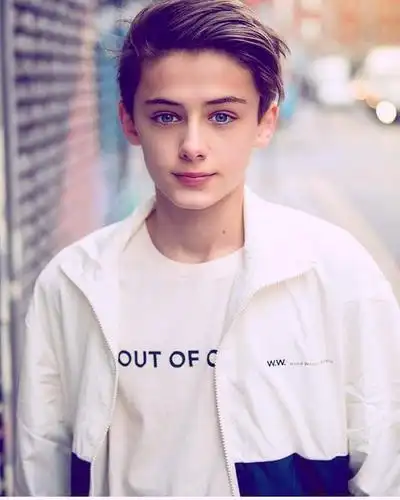 世界最美男孩长大了,年仅16岁身高193,有腹肌颜值更有内涵_腾讯新闻