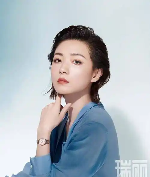 珍珠眼妆搭配中兴造型,飒美清冷,好魅惑_李斯丹妮_蓝色_时候