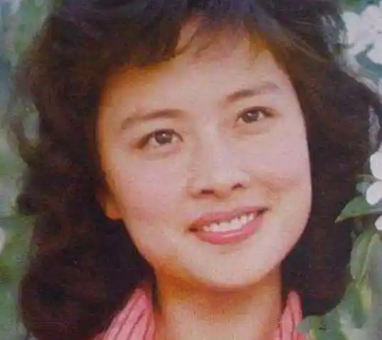 她是演员祝延平的前妻,离婚后她就爱上了杜志国.