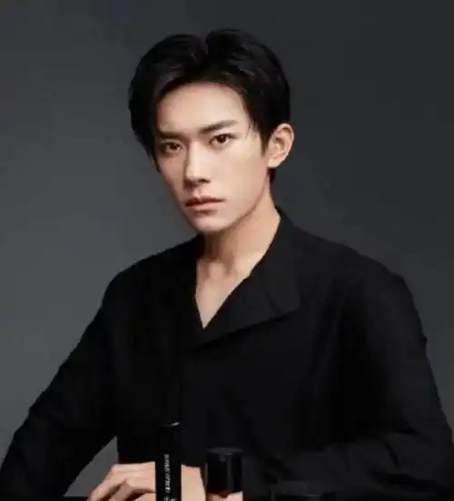 易烊千玺又换新发色!银灰色三七分,迷倒万千少女~-男明星网