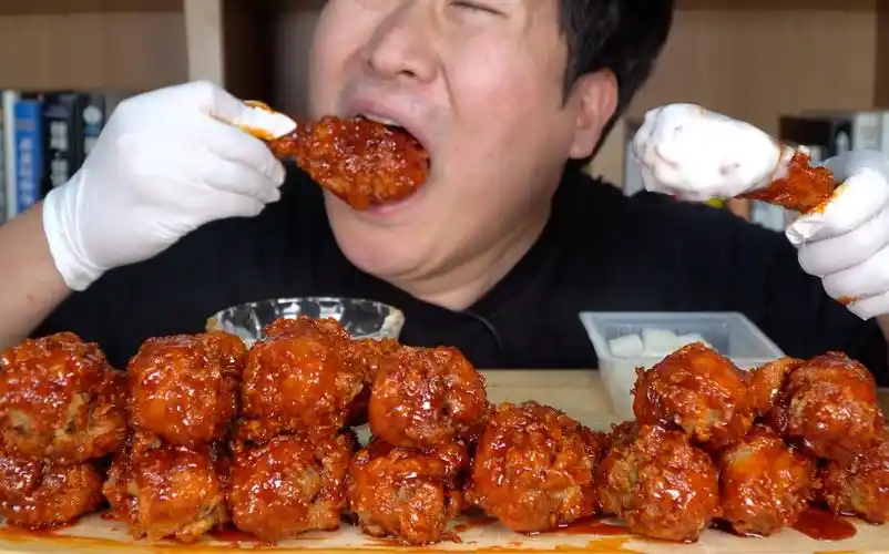 heungsam吃播这位小哥哥大口吃鸡腿好豪迈