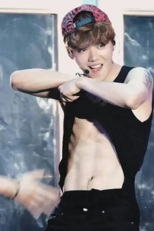 鹿晗的腹肌并不明显,而且鹿晗是真的好白啊~谢霆锋相信大家都不陌生