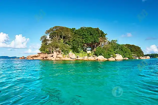 清澈海上岛屿高清图片下载