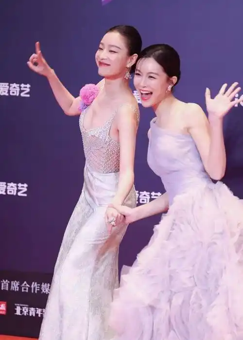 险摔跤,装不熟,观众起哄,绯闻男女忙避嫌_杨幂_秦岚_魏大勋