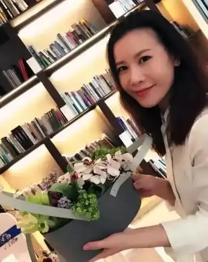 东方卫视主持人房海燕分享最新动态!