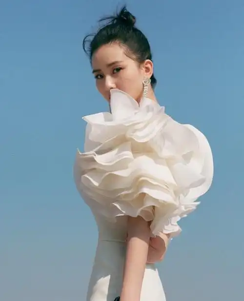 刘诗诗的气质真抢镜一身绣球裙更抢镜美得像是雕塑一样