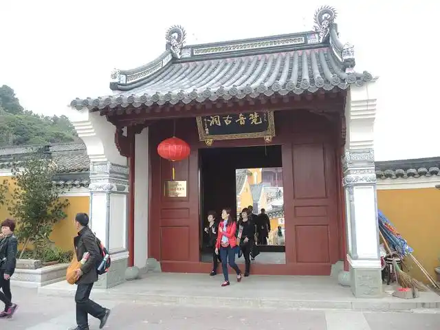 梵音寺的匾额凸显了此处景点的特色,这里的海浪声确实是很嘹亮呀!