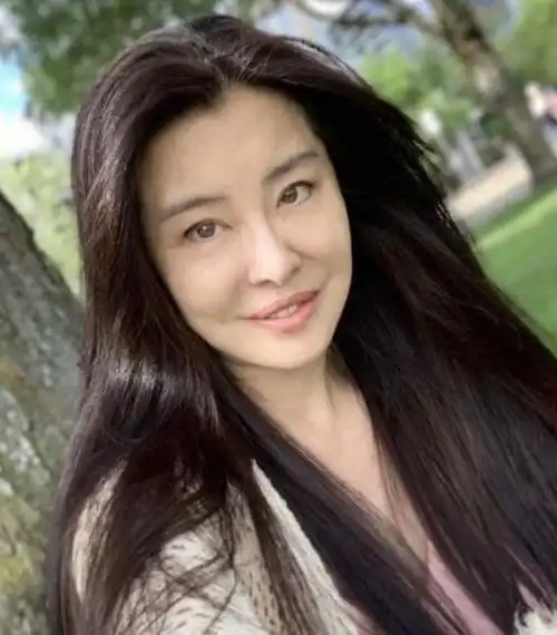 56岁王祖贤素颜现身额头皮肤凹凸不平超显老被曝抢女粉丝手机