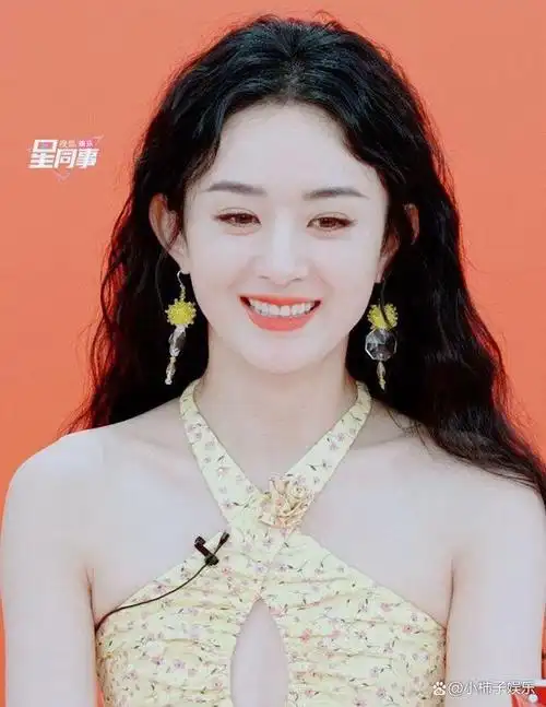 昨晚,赵丽颖亮相直播间,卷发加碎花裙造型鲜艳明媚.