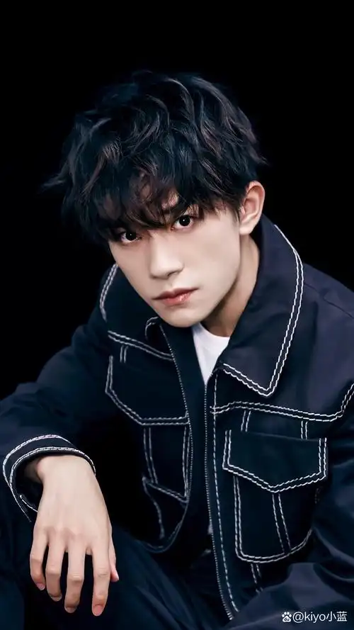 易烊千玺,从tfboys组合成员到如今独当一面的全能艺人,成长之路满是