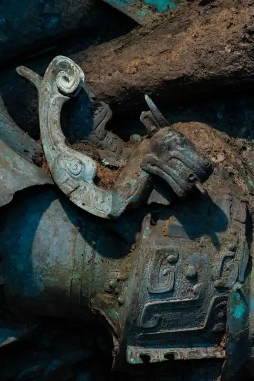 影视大片质感三星堆新出土文物双语海报