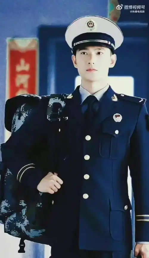 杨洋我的人间烟火正装制服路透 杨洋新剧正装制服也太帅了吧直接帅到