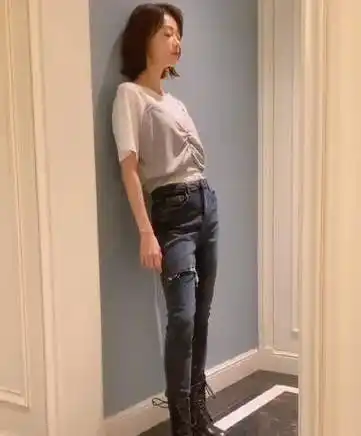 吴谨言近照"圆规腿"优越,穿修身牛仔裤却没有胯,身材扁的真实