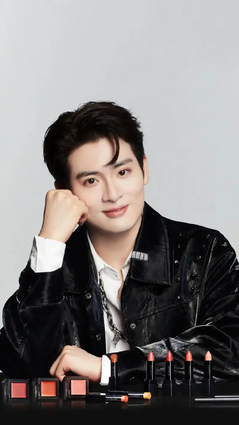 力丸 #into1 高清海报图 存辣 壁纸换起来06 恋爱 - 抖音