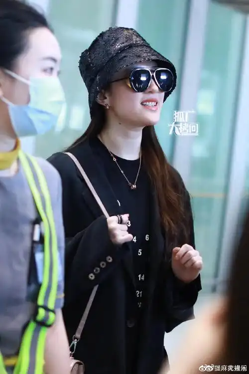 刘亦菲要进组了#结束威尼斯行程回到北京的茜茜,一身黑色系穿搭好