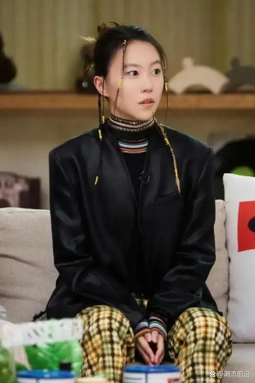 窦靖童换个发型美的像整容烫卷发穿深v时髦性感又高级